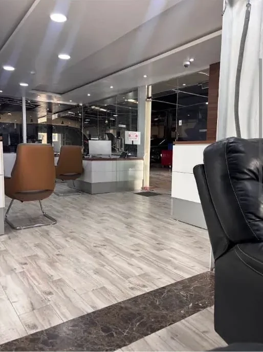 منطقة استقبال للعملاء بمركز صيانة